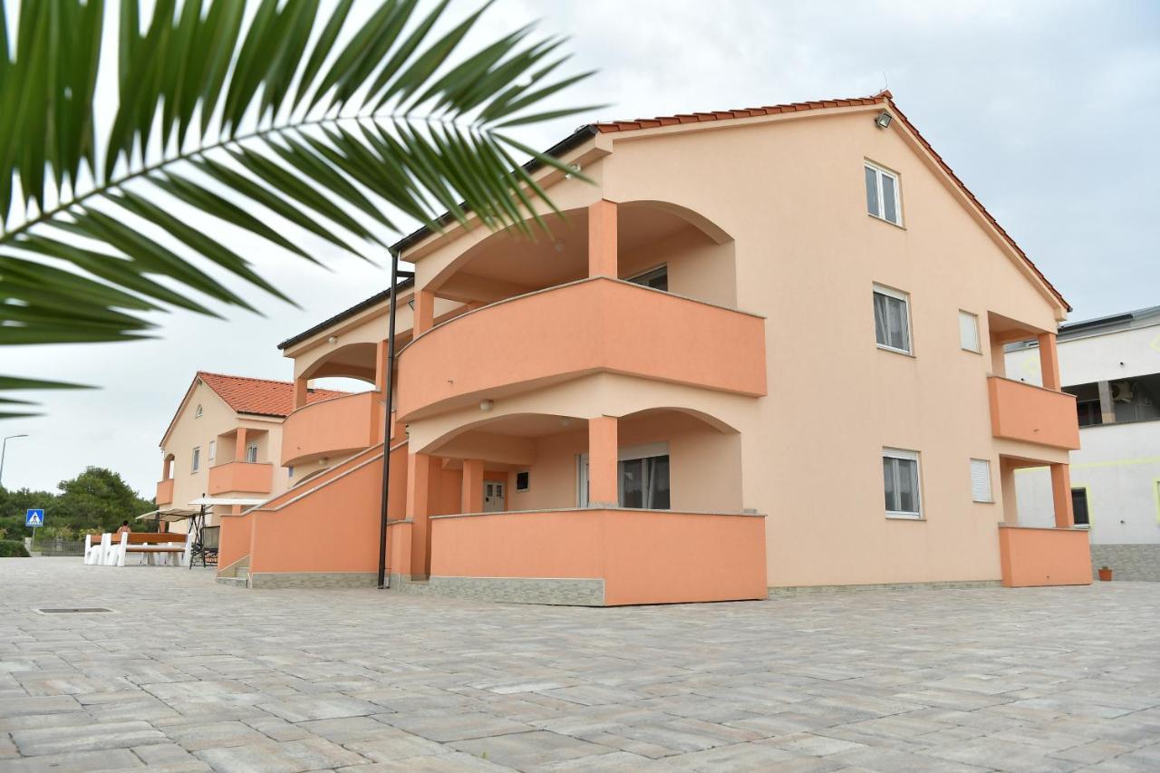 Apartments Villa Lucky Vir Dış mekan fotoğraf